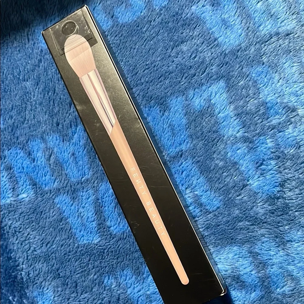 Fenty Beauty Highlighting Brush in Black and White